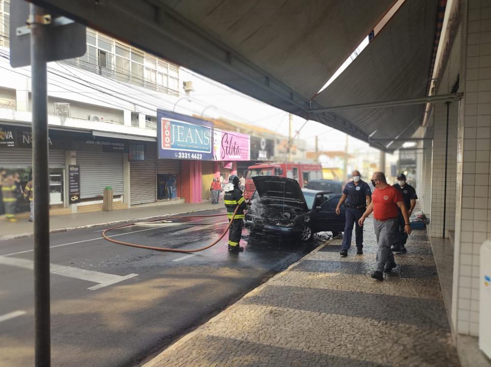 Foto 6 de 7 — Carro pega fogo no Centro de Araraquara e mobiliza Corpo de Bombeiros